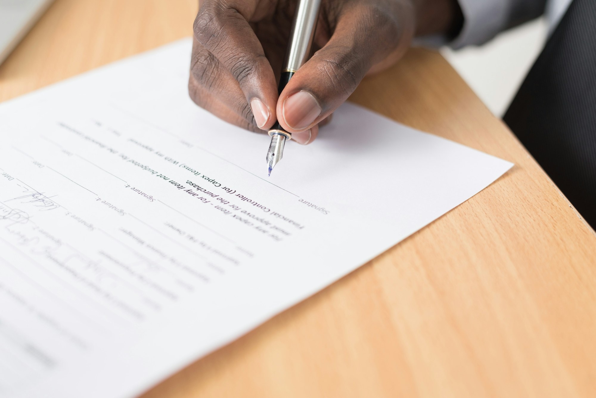 Équipe d'avocats en consultation au cabinet